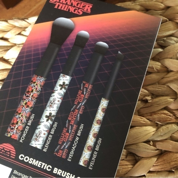 Stranger Things 4 piece Cosmetic brush set - Picture 3 of 4